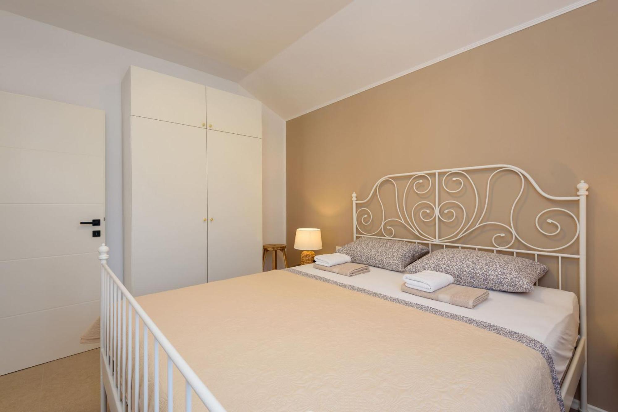 Apartmani Mostina Near River Плоче Екстериор снимка